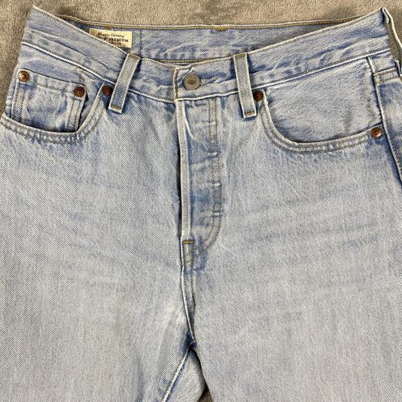 Levi's 501 Women's 25 x 28 Jeans Straight Leg Button Fly Light Wash - Picture 3 of 11